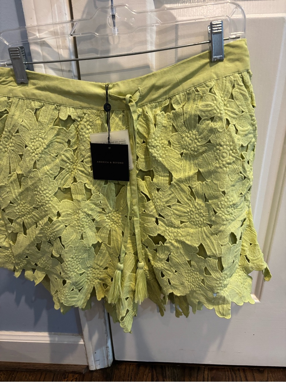 America & Beyond Yellow Green Floral Lace Shorts - large